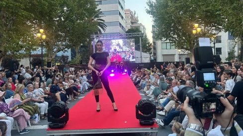 La moda de los comercios de Badajoz salió ayer de los escaparates para subir a la pasarela instalada en San Francisco. / LP