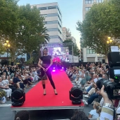 La moda de los comercios de Badajoz salió ayer de los escaparates para subir a la pasarela instalada en San Francisco. / LP La moda de los comercios de Badajoz salió ayer de los escaparates para subir a la pasarela instalada en San Francisco. / LP