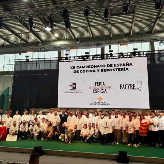 Foto de familia del XII Campeonato de España de Cocina y Repostería, organizado por la Federación de Asociaciones de Cocineros y Reposteros de España (Facyre) . / LP Foto de familia del XII Campeonato de España de Cocina y Repostería, organizado por la Federación de Asociaciones de Cocineros y Reposteros de España (Facyre) . / LP