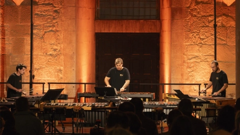 Kodu Percussion Group fue fundado en 2021 por Francisco Guerreiro, Ismael Gouveia y Jaime Pereira. / LP Kodu Percussion Group fue fundado en 2021 por Francisco Guerreiro, Ismael Gouveia y Jaime Pereira. / LP