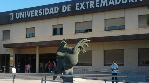 La UEx publica una oferta de empleo con 50 plazas para personal de administración. / LP 