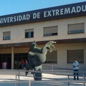 La UEx publica una oferta de empleo con 50 plazas para personal de administración. / LP 