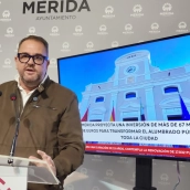El alcalde, Antonio Rodríguez Osuna, presentó el contrato como una actuación con una gran dimensión presupuestaria. / LP