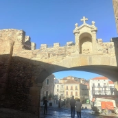El Ayuntamiento de Cáceres ha retirado la imagen de la Virgen de la Estrella de su hornacina en el Arco de la Estrella. / LP