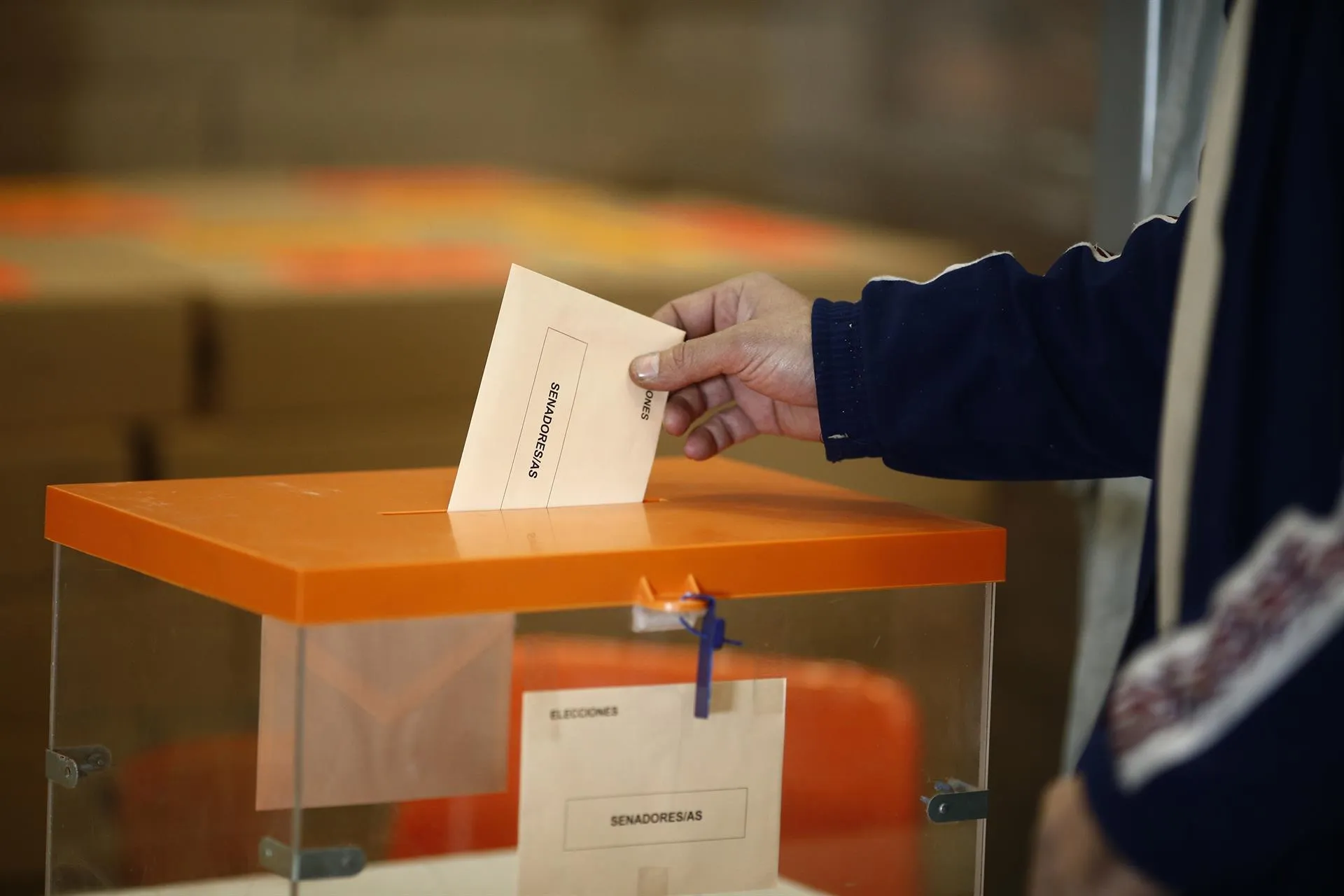 Las negociaciones entre partidos para sumar votos en las elecciones al Senado del próximo 29 de noviembre están tensando el único modelo de listas abiertas que funciona en España. / LP 