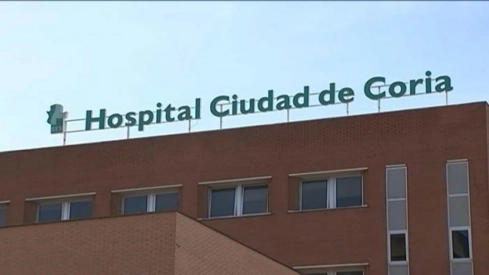 La víctima fue trasladada en una ambulancia del Servicio Extremeño de Salud al Hospital de Coria. / LP