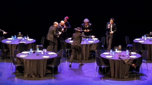 La compañía Animasur cerrará este viernes, 23 de octubre, el 49 Festival Internacional de Badajoz con la puesta en escena de 'Color'. / LP La compañía Animasur cerrará este viernes, 23 de octubre, el 49 Festival Internacional de Badajoz con la puesta en escena de 'Color'. / LP