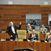 María Guardiola contesta a Álvaro Sánchez Cotrina en la Asamblea de Extremadura este jueves. / LP María Guardiola contesta a Álvaro Sánchez Cotrina en la Asamblea de Extremadura este jueves. / LP