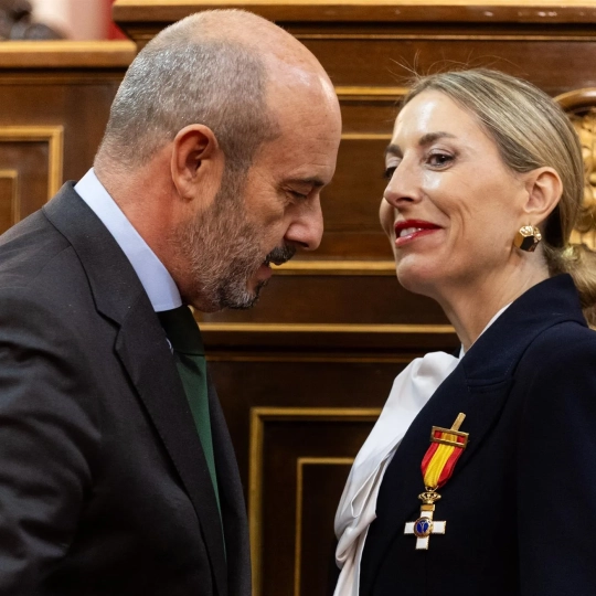 La presidenta de la Junta de Extremadura, María Guardiola, recibió este jueves en el Senado la Medalla de Honor Cruz de la Dignidad. / LP La presidenta de la Junta de Extremadura, María Guardiola, recibió este jueves en el Senado la Medalla de Honor Cruz de la Dignidad. / LP