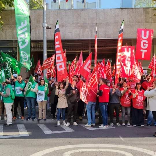 Concentración a las puertas del edificio de Servicios Múltiples, centrada en el personal de Administración General. / LP Concentración a las puertas del edificio de Servicios Múltiples, centrada en el personal de Administración General. / LP