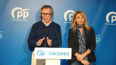 Cristina Teniente junto a Carlos Floriano, número 1 y 2 por Cáceres en la lista del PP del 29N. / LP Cristina Teniente junto a Carlos Floriano, número 1 y 2 por Cáceres en la lista del PP del 29N. / LP