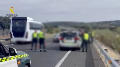 Al detenido se le atribuyen presuntos delitos de hurto de uso de vehículo a motor, conducción temeraria y desobediencia grave. / GC Al detenido se le atribuyen presuntos delitos de hurto de uso de vehículo a motor, conducción temeraria y desobediencia grave. / GC
