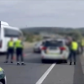 Al detenido se le atribuyen presuntos delitos de hurto de uso de vehículo a motor, conducción temeraria y desobediencia grave. / GC Al detenido se le atribuyen presuntos delitos de hurto de uso de vehículo a motor, conducción temeraria y desobediencia grave. / GC