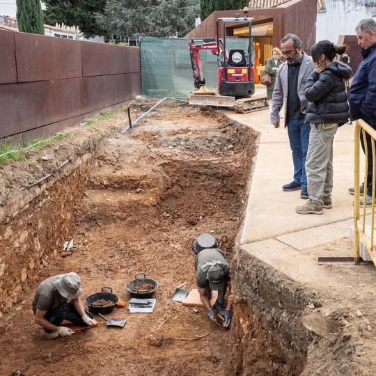 El presidente de la Diputación de Cáceres, Miguel Ángel Morales, visitó este viernes la zona de trabajo y destacó el compromiso de la institución provincial con la recuperación de la memoria democrática. / LP