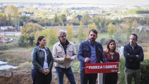 Álvaro Sánchez Cotrina y Carlos Martínez en Ciudad Rodrigo (Salamanca), este viernes. / LP 