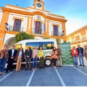 Caja Rural de Extremadura ha entregado al Ayuntamiento de Campanario un vehículo para personas mayores y dependientes. / LP 
