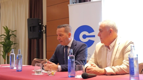 El vicepresidente Óscar Fernández Calle. en un encuentro con representantes del Círculo Empresarial Moralo. / LP 