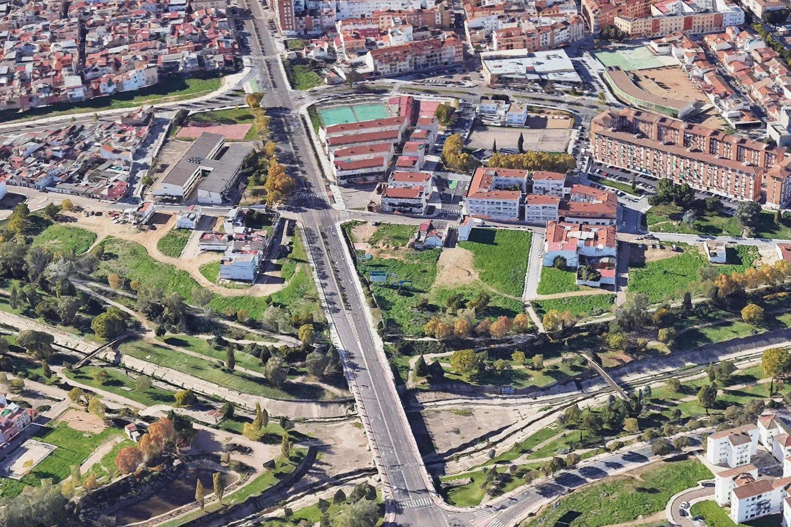 El Ayuntamiento de Badajoz ha publicado la licitación de los trabajos de regeneración y acondicionamiento de dos parcelas situadas junto al arroyo Calamón. / LP 