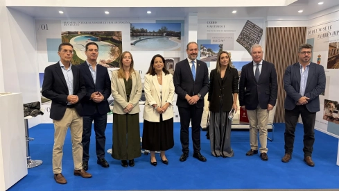 El consejero de Infraestructuras, Transporte y Vivienda, Francisco José Ramírez, clausuró este viernes en Don Benito FICON 2026. / LP 