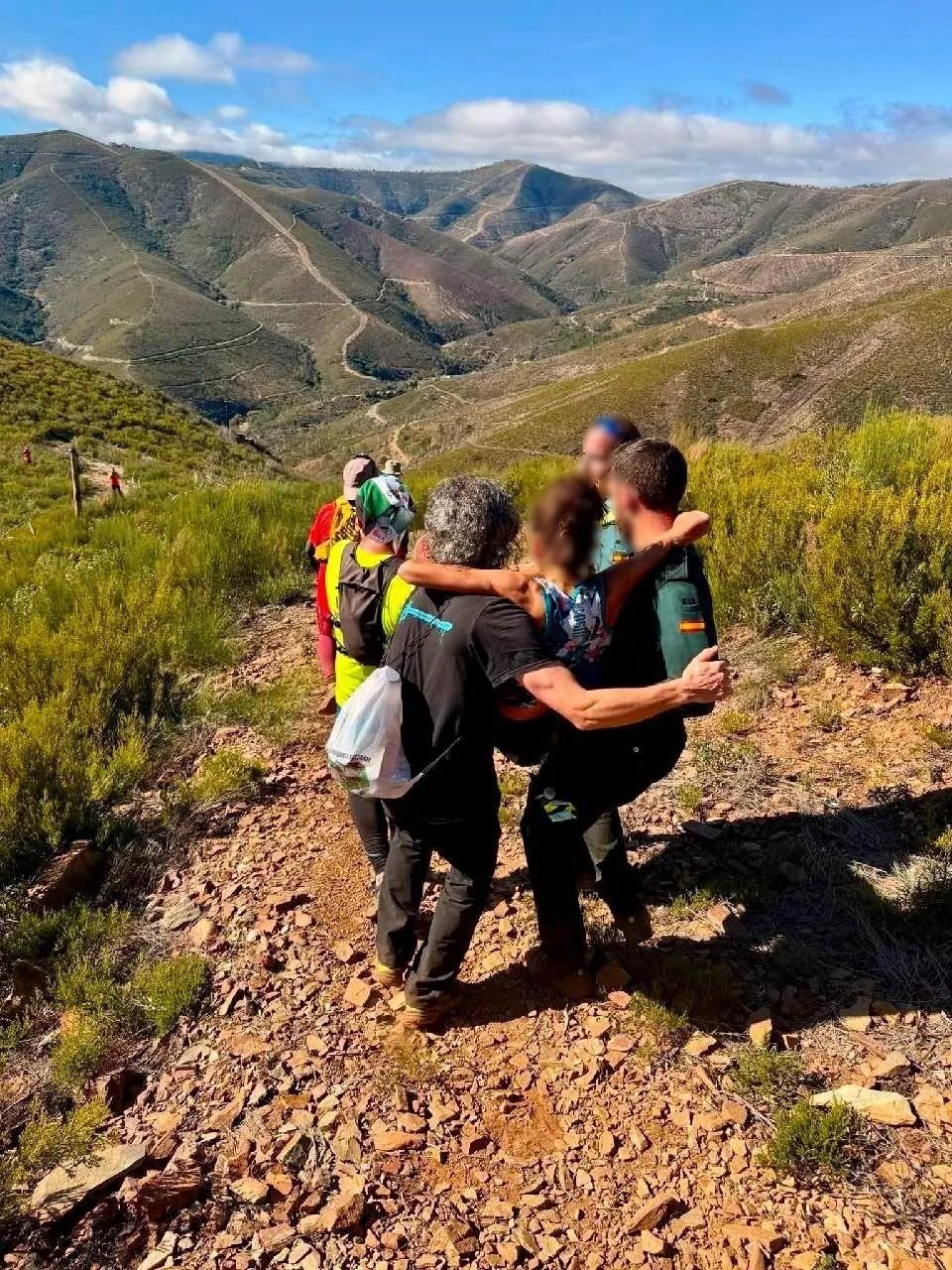 La Guardia Civil, Cruz Roja y voluntarios trasladaron a la deportista en Ladrillar. / GC La Guardia Civil, Cruz Roja y voluntarios trasladaron a la deportista en Ladrillar. / GC