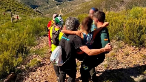 La Guardia Civil, Cruz Roja y voluntarios trasladaron a la deportista en Ladrillar. / GC La Guardia Civil, Cruz Roja y voluntarios trasladaron a la deportista en Ladrillar. / GC