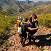 La Guardia Civil, Cruz Roja y voluntarios trasladaron a la deportista en Ladrillar. / GC La Guardia Civil, Cruz Roja y voluntarios trasladaron a la deportista en Ladrillar. / GC
