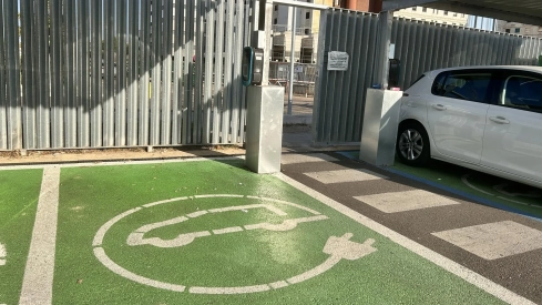 El Hospital Universitario de Badajoz ha habilitado 25 plazas de aparcamiento dotadas con puntos de recarga para vehículos eléctricos. / LP El Hospital Universitario de Badajoz ha habilitado 25 plazas de aparcamiento dotadas con puntos de recarga para vehículos eléctricos. / LP