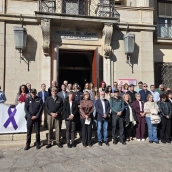 minuto de silencio celebrado a las puertas de la Delegación del Gobierno en Extremadura, en la capital pacense, este lunes. / EP minuto de silencio celebrado a las puertas de la Delegación del Gobierno en Extremadura, en la capital pacense, este lunes. / EP
