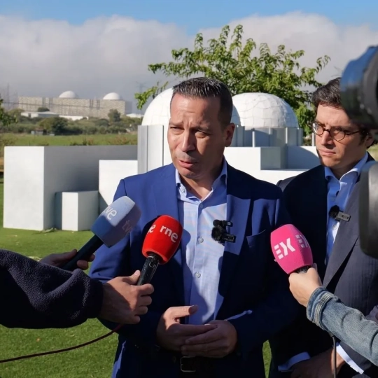 El vicepresidente de la Junta, Óscar Fernández Calle junto al portavoz de Economía de Vox, José María Figaredo. / LP El vicepresidente de la Junta, Óscar Fernández Calle junto al portavoz de Economía de Vox, José María Figaredo. / LP