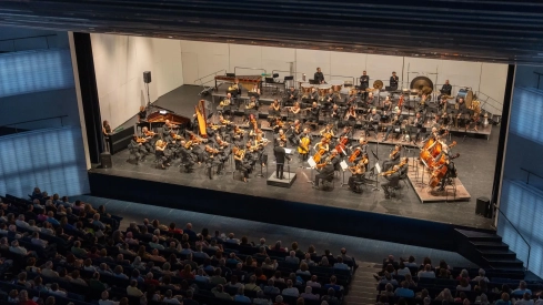 La Orquesta de Extremadura presentará su próximo programa de temporada, Norte y sur, con dos conciertos dirigidos por su titular y artístico, Roberto Forés Veses. / LP La Orquesta de Extremadura presentará su próximo programa de temporada, Norte y sur, con dos conciertos dirigidos por su titular y artístico, Roberto Forés Veses. / LP