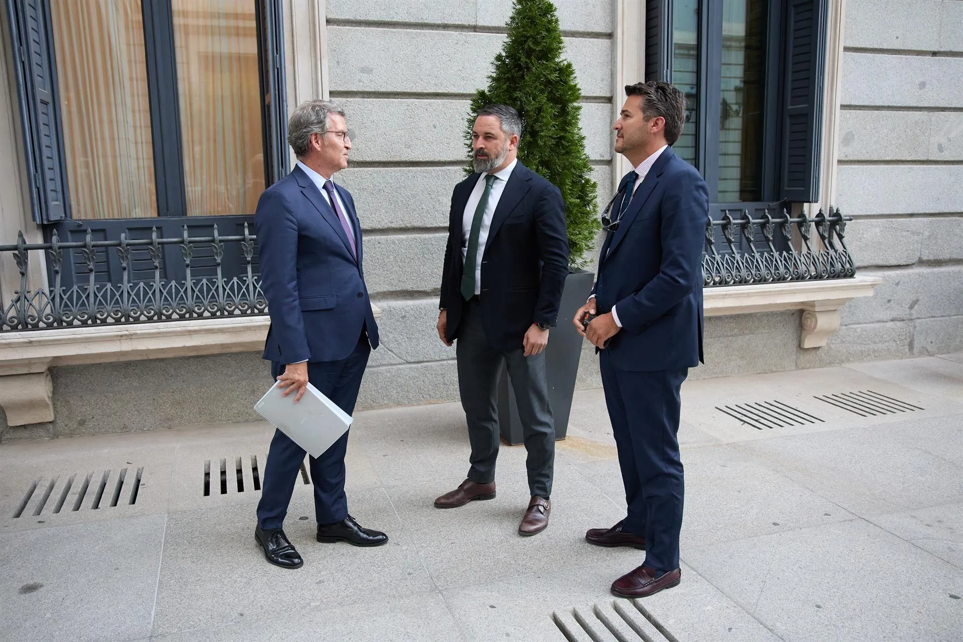 El presidente del PP, Alberto Núñez Feijóo (i) conversa con el presidente de VOX, Santiago Abascal (c), a su salida de una sesión plenaria en la Cámara Baja. / EP El presidente del PP, Alberto Núñez Feijóo (i) conversa con el presidente de VOX, Santiago Abascal (c), a su salida de una sesión plenaria en la Cámara Baja. / EP