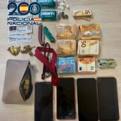 Dinero y alijo incautado por los agentes de la Policía Nacional. / LP Dinero y alijo incautado por los agentes de la Policía Nacional. / LP