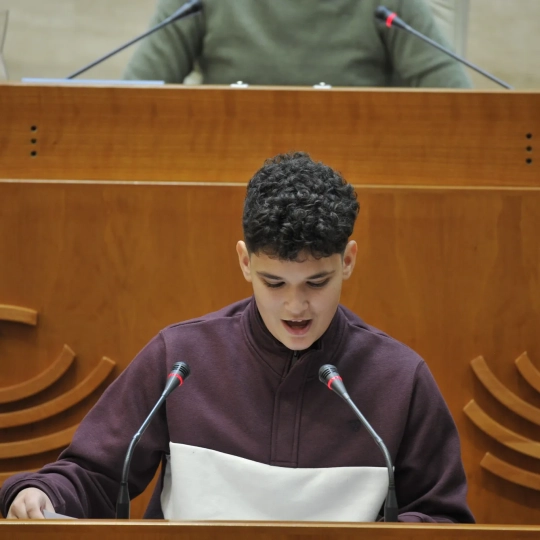 El joven Carlos Caballero en su discurso de este martes en la Asamblea de Extremadura. / LP El joven Carlos Caballero en su discurso de este martes en la Asamblea de Extremadura. / LP