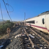 Lugar del accidente con el descarrilamiento de dos vagones y viajeros transitando por la vía. / CEDIDA Lugar del accidente con el descarrilamiento de dos vagones y viajeros transitando por la vía. / CEDIDA