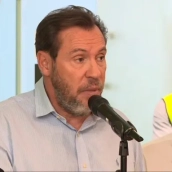 El ministro de Transportes, Óscar Puente, este miércoles desde el centro de control de Atocha. / LP El ministro de Transportes, Óscar Puente, este miércoles desde el centro de control de Atocha. / LP