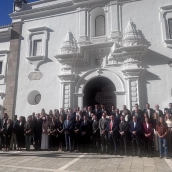 Diputados de los cuatro grupos han participado en el homenaje en el Patio de los Naranjos tras el accidente en el que han muerto al menos 68 personas. / LP Diputados de los cuatro grupos han participado en el homenaje en el Patio de los Naranjos tras el accidente en el que han muerto al menos 68 personas. / LP