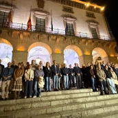 Concentración de ciudadanos este miércoles ante el Palacio Municipal de Cáceres. / LP Concentración de ciudadanos este miércoles ante el Palacio Municipal de Cáceres. / LP