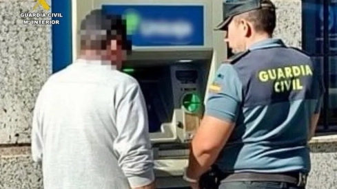 La Guardia Civil recuerda la importancia de extremar las precauciones al usar cajeros automáticos, especialmente entre las personas mayores. / LP La Guardia Civil recuerda la importancia de extremar las precauciones al usar cajeros automáticos, especialmente entre las personas mayores. / LP