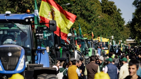 Asaja, COAG y Unión de Uniones estudian un nuevo calendario de movilizaciones del campo después de cancelar la gran tractorada prevista para ayer en Madrid. / LP Asaja, COAG y Unión de Uniones estudian un nuevo calendario de movilizaciones del campo después de cancelar la gran tractorada prevista para ayer en Madrid. / LP