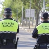 Dos agentes de la Policía Local en una imagen de archivo. / LP Dos agentes de la Policía Local en una imagen de archivo. / LP