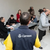 Cartero de Correos ante una mesa electoral en Extremadura. / LP Cartero de Correos ante una mesa electoral en Extremadura. / LP