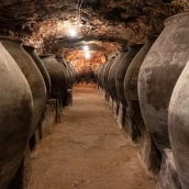 Conos de vino en una bodega antigua similar a la de El Raposo. / LP