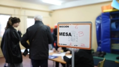Votantes en un colegio electoral en Mérida. / JAVIER CINTAS-EP