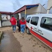 Traslado de personas a votar por parte de Cruz Roja, / LP Traslado de personas a votar por parte de Cruz Roja, / LP