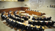 Hemiciclo de la Asamblea de Extremadura durante el desarrollo de un pleno de la pasada legislatura. / LP