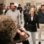 La presidenta María Guardiola junto a Abel Bautista, secretario general del PP de Extremadura y Manuel Naharro, presidente provincial en Badajoz la noche electoral el 21D. / LP