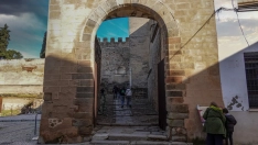 Puerta del Capitel, con arco de herradura de la época almohade,  que da acceso a la Alcazaba árabe de Badajoz. / CM