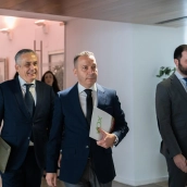 Los diputados de Vox Óscar Fernández y Ángel Pelayo Moreno entran en el hemiciclo de la Asamblea de Extremadura, / LP Los diputados de Vox Óscar Fernández y Ángel Pelayo Moreno entran en el hemiciclo de la Asamblea de Extremadura, / LP