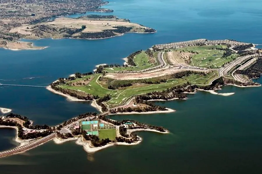 Complejo turístico Isla de Valdecañas en la provincia de Cáceres.