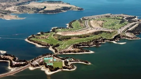 Complejo turístico Isla de Valdecañas en la provincia de Cáceres.